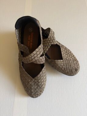 bernie mev. Metallic Gold Woven Flats Size37
